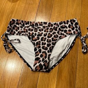 NWOT Beachsissi leopard bikini bottoms size large.